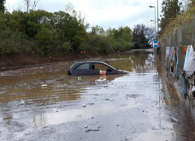 Un'auto sommersa da acqua e fango, esempio dell'impatto del maltempo