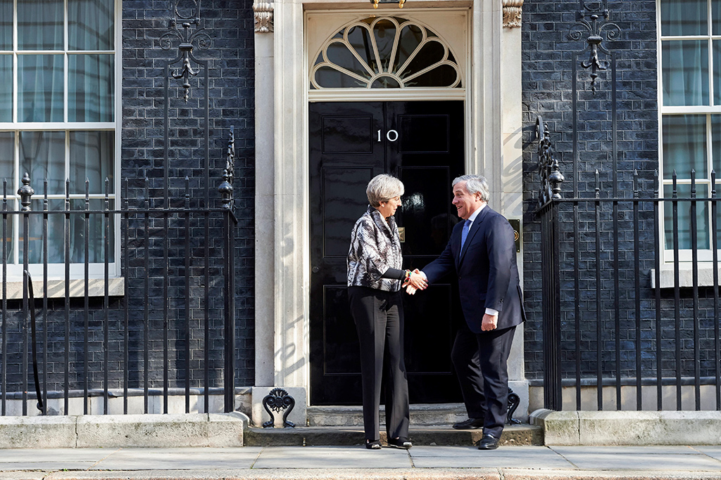 Antonio Taiani e Theresa May durante un loro incontro a Londra