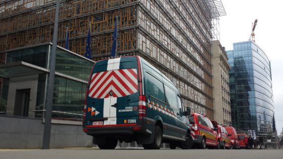 I pompieri all'esterno del palazzo del Consiglio europeo