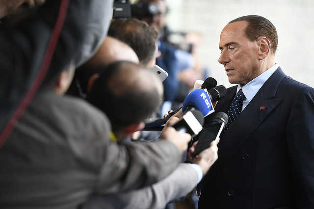 Berlusconi parla con la stampa al suo arrivo al vertice del Ppe