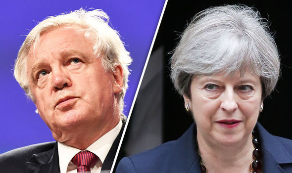 Il ministro britannico per la Brexit, David Davis e la premier Theresa May