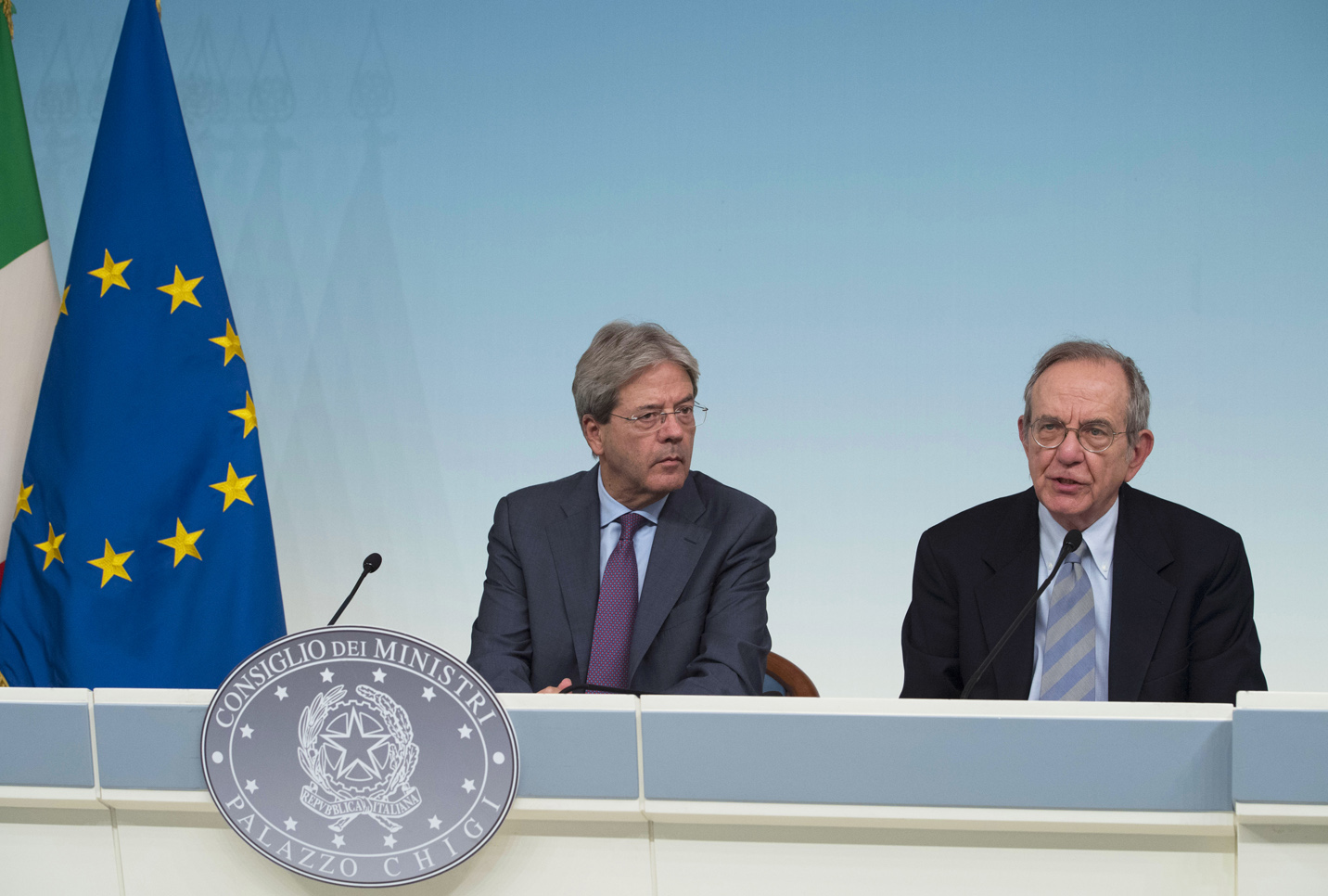 Il presidente del Consiglio Paolo Gentiloni e il ministro dell'Economia Pier Carlo Padoan (Foto: Barchielli, Palazzo Chigi)