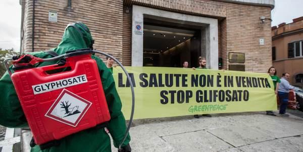 Un'azione di Greenpeace contro il glifosato