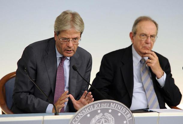 Il presidente del Consiglio, Paolo Gentiloni (sinistra), e il ministro dell'Economia, Pier Carlo Padoan