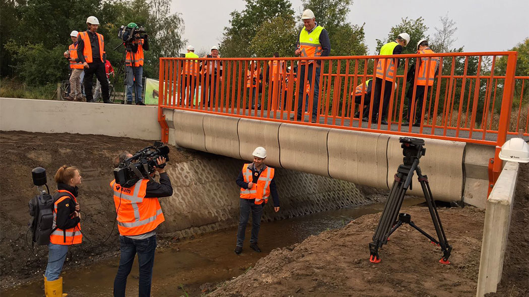 Il primo ponte realizzato in 3D è lungo 8 metri e collega due lati di un parco passando sopra un ruscello