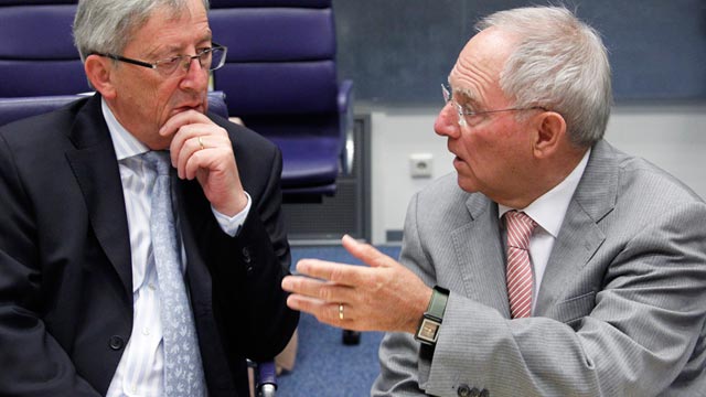 Wolfgang Schaeuble (destra) con il presidente della Commissione europea, Jean-Claude Juncker (archivio)