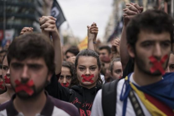 Gli studenti scioperano con i cerotti sulla bocca per protestare contro le violenze della polizia