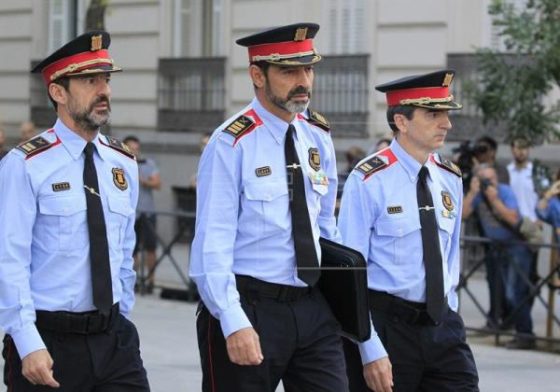 Il maggiore Josep Lluis Traper (al centro) arriva in tribunale con altri due agenti della polizia catalana (foto Efe)