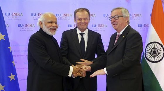 Il primo ministro indiano Narenda Modi con il presidente del Consiglio europeo Donald Tusk e quella della Commissione europea Jean-Claude Juncker