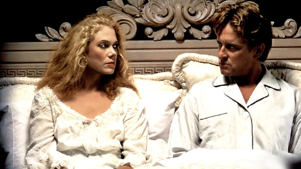 Kathleen Turner e Michael Douglas nel film La guerra dei Roses