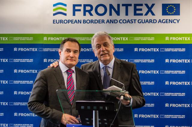 Il direttore di Frontex, Fabrice Leggeri (sinistra), con il commissario europeo per l'Immigrazione, Dimistris Avramopoulos (achivio)