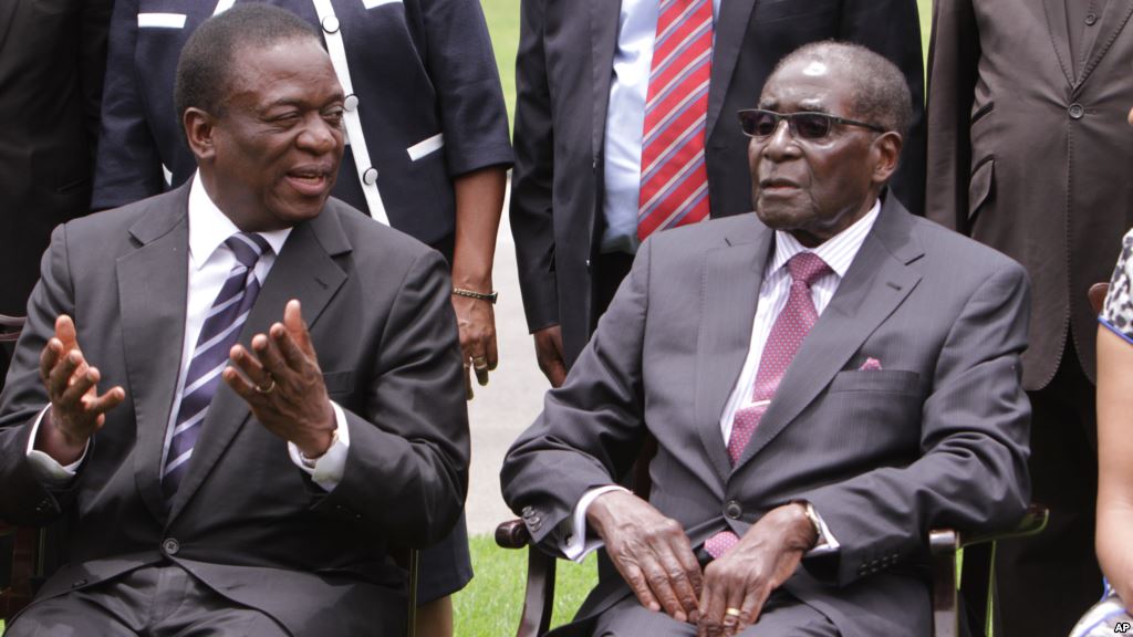 L'ex presidente Mugabe (a destra) e il suo vice e futuro capo dello Stato  Mnangagwa