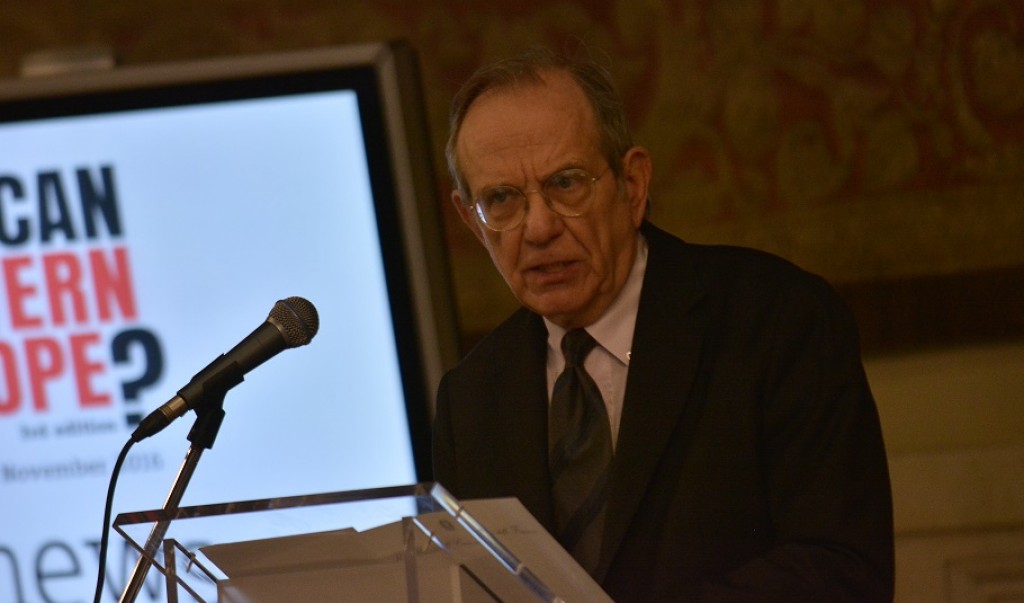 Il ministro dell'Economia, Pier Carlo Padoan, durante un convegno di Eunews (archivio)