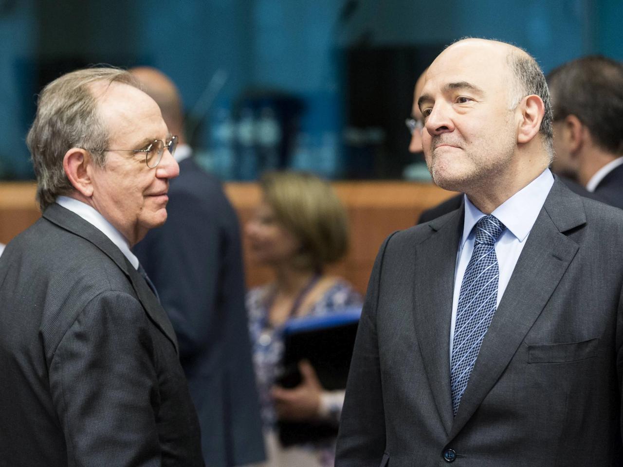 Il ministro dell'Economia, Pier Carlo Padoan (sinistra), con il commissario agli Affari economici, Pierre Moscovici