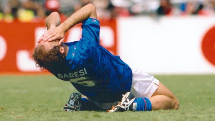 La disperazione di Franco Baresi dopo aver sbagliato il rigore nella finale mondiale con il Brasile del 1994 (archivio)