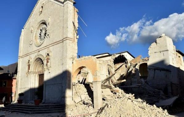 La basilica di S.Benedetto a Norcia, distrutta dopo il terremoto del 2016