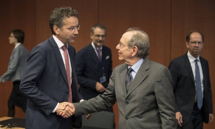 Il presidente dell'Eurogruppo, Jeroen Dijsselbloem (sinistra), con il ministro dell'Economia, Pier Carlo Padoan.