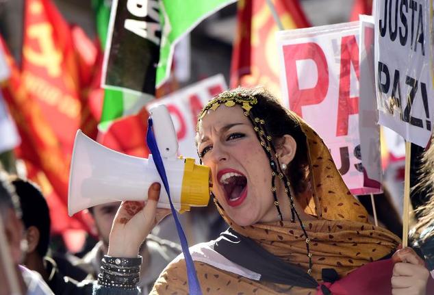 Una donna Saharawi maanifesta pacificamente per l'autodeterminazione della regione