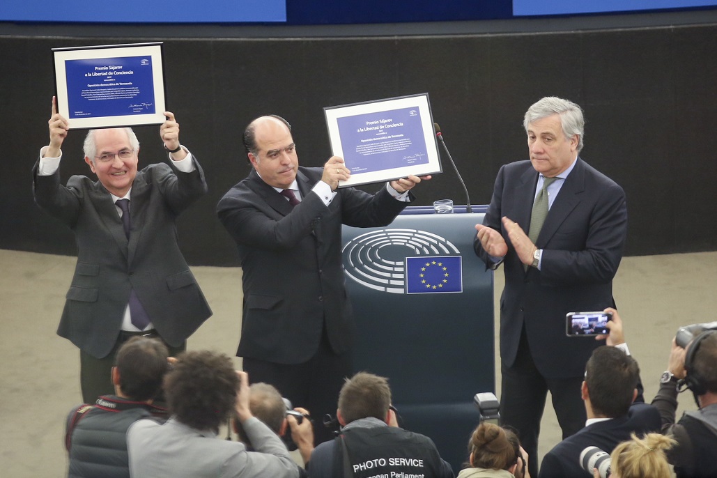 Ledezma e Borges ricevono il premio da Tajani - © European Union 2017 - Source : EP