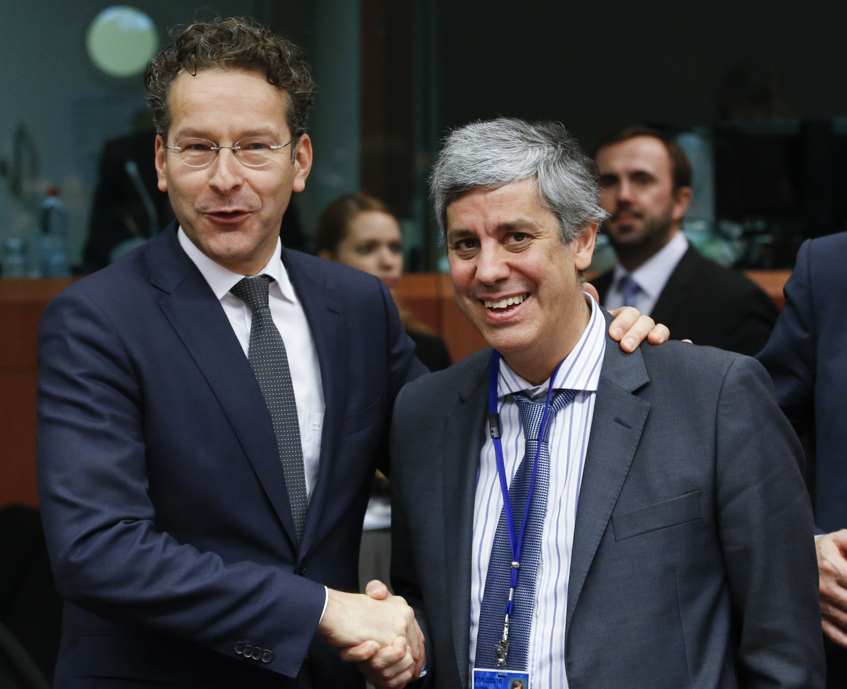 Il presidente dell'Eurogruppo uscente, Jeroen Disselbloem (a sinistra), con il suo successore Mario Centeno. L'avvicendamento avverrà il 13 gennaio 2018.