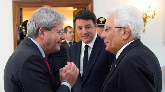 Il presidente del Consiglio, Paolo Gentiloni (sinistra) con il presidente della Repubblica, Sergio Mattarella. Sullo sfondo il premier dimissionario, Matteo Renzi.