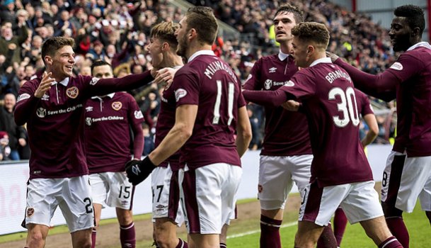 I giocatore del Fc Hearts of Midlothian festeggiano la storica vittoria sul Celtic.