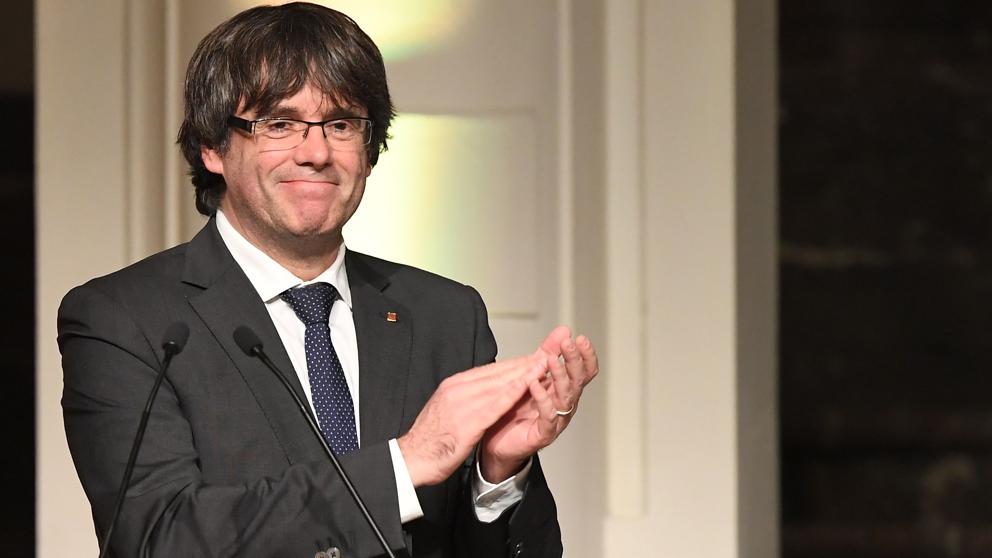 Carles Puigdemont, ex presidente di Catalogna. Sui di lui pende un mandato di arresto europeo spiccato da Madrid per la dichiarazione d'indipendenza