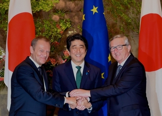 Il presidente del Consiglio europeo Donald Tusk, il ministro degli esteri giapponese Abe, e il presidente della Commissione europea Jean Claude Junker