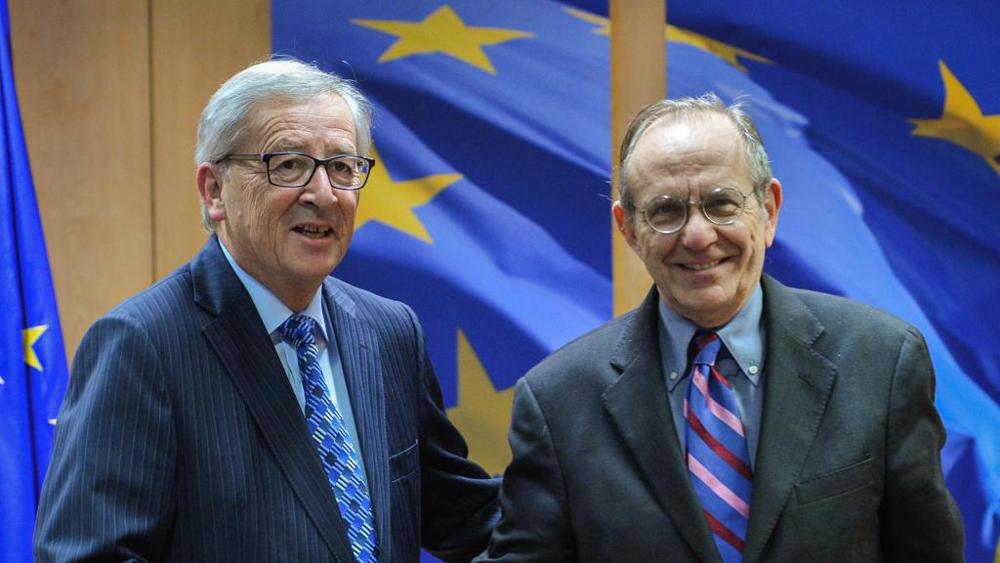 Il presidente della Commissione europea, Jean-Claude Juncker (sinistra) con il ministro dell'Economia, Pier Carlo Padoan (archivio)