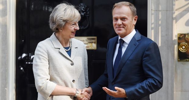 Theresa May con Donald Tusk