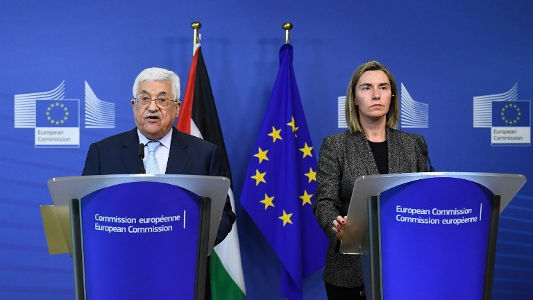 Il presidente dell'Autorità nazionale palestinese, Mahmoud Abbas, con l'Alto rappresentante dell'Ue, Federica Mogherini