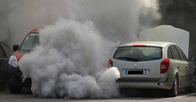 Le polveri sottili (Pm10) sono prodotte dalle automobili e sprigionate in atmosfera con i gas di scarico.