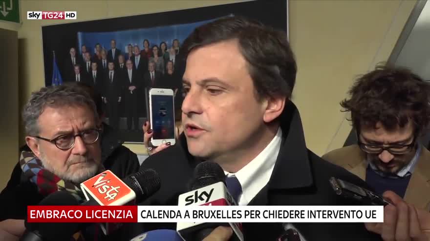 Il ministro Carlo Calenda circondato dai giornalisti a Bruxelles