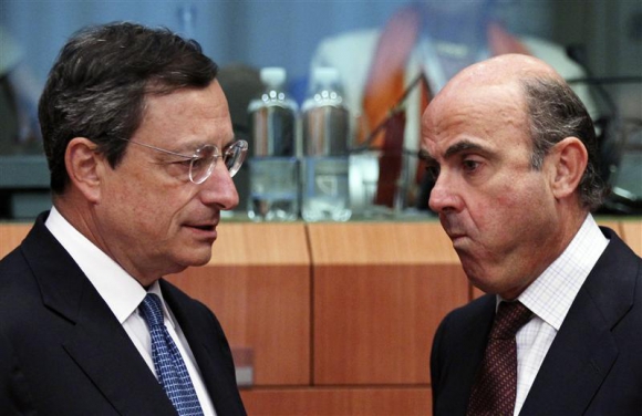 Il governatore della Bce Mario Draghi e il ministro delle Finanze spagnole Luis De Guindos