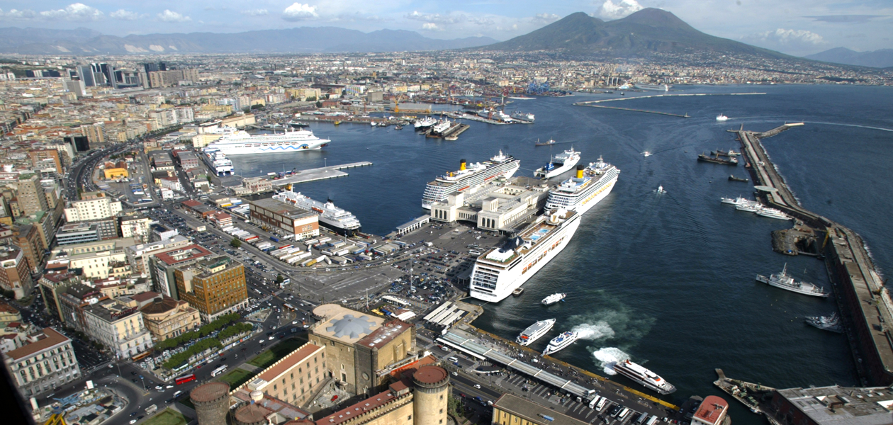 Il porto di Napoli visto dall'alto