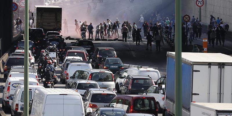 Proteste dei tassisti in Francia contro Uberpop repressa dalla gendarmerie