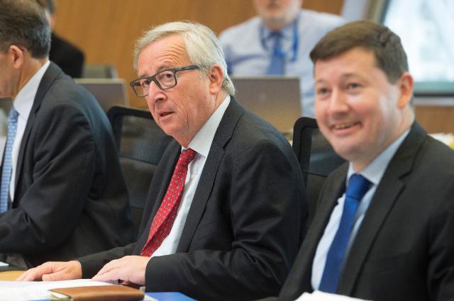 Il presidente della Commissione europea, Jean-Claude Juncker, con, a destra, Martin Selmayr.