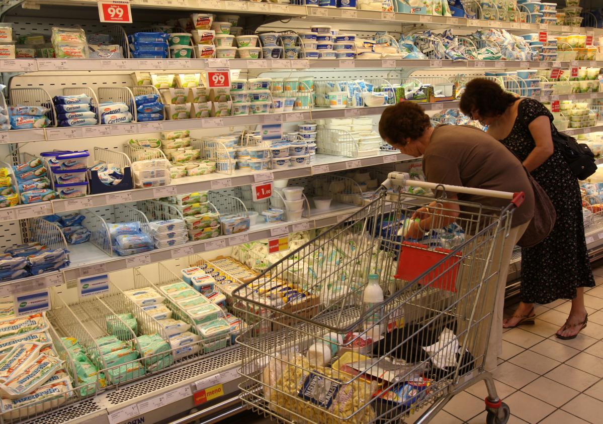 Nell'UE28, l'aumento del 2,4% del volume degli scambi al dettaglio è dovuto a un aumento del 3,7% per i prodotti non alimentari,
dell'1,2% per "Cibo, bevande e tabacco" e dello 0,4% per il carburante