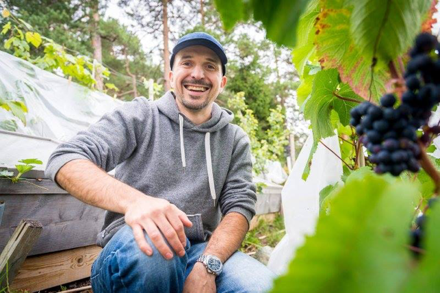 Danilo Costamagna nel suo vigneto in Norvegia