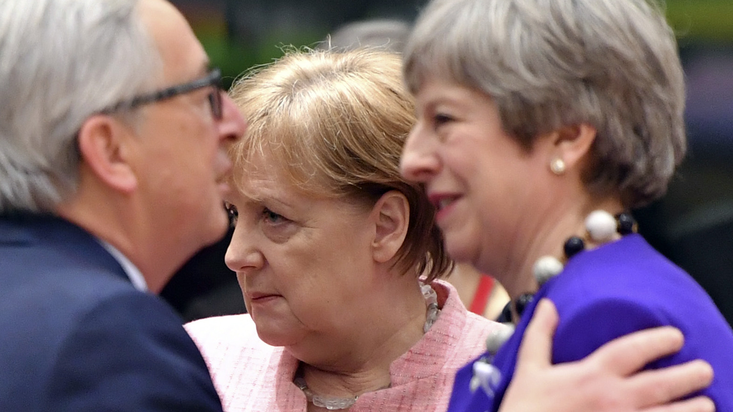 Jean-Claude Juncker, Angela Merkel e Theresa May in un Consiglio europeo