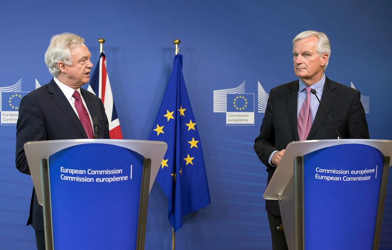 Il ministro britannico per la Brexit, David Davis (sinistra), e il negoziatore capo dell'Ue, Michel Barnier