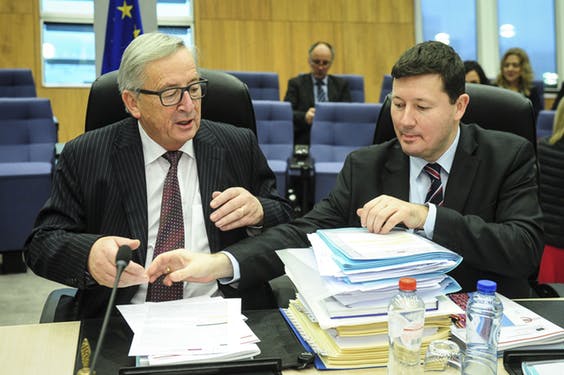 Il presidente della Commissione europea, Jean-Claude Juncker, con, a destra, Martin Selmayr