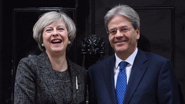 Il presidente del Consiglio, Paolo Gentiloni (destra), con la premier britannica Theresa May