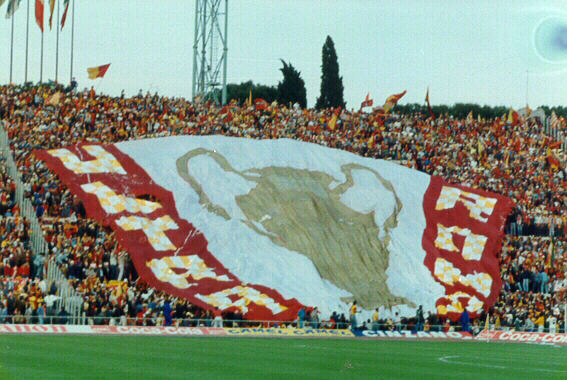 La curva sud il 30 maggio 1984, nel giorno della finale di coppa campioni Roma-Liverpool