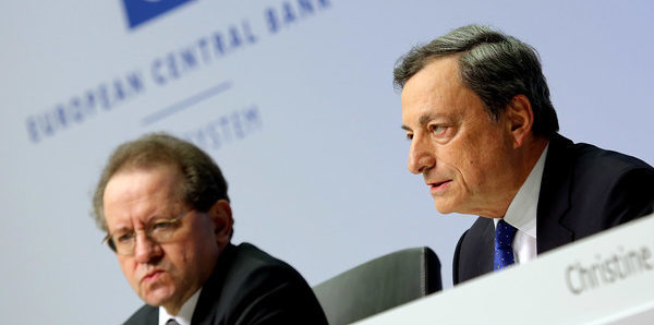 Il presidente della Bce, Mario Draghi (destra), col suo attuale vice, Vitor Constancio.