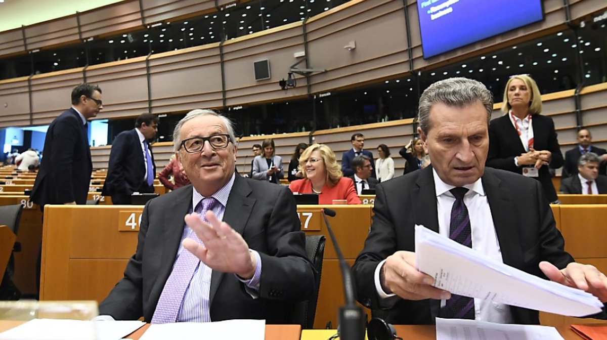 Il presidente della Commissioen europea, Jean-Claude Juncker (sinistra) e il commissario per il Bilancio, Gunther Oettinger, durante la presenzaione della bozza di budget 2021-2027 in Parlamento europeo.