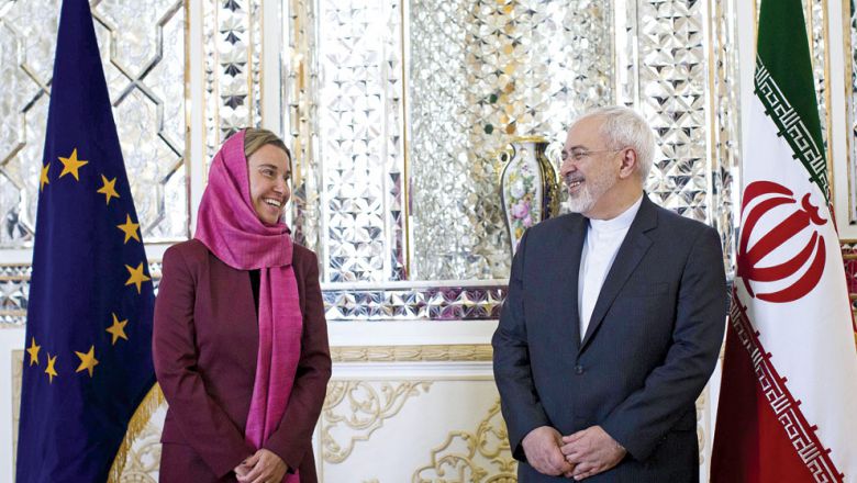 L’Alta rappresentante per la politica estera e di sicurezza dell’Ue, Federica Mogherini, con il ministro degli Esteri iraniano, Mohammad Zarif (archivio)