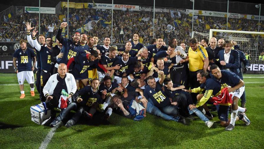 "Come noi nessumo mAi". La maglia con cui i giocatori celebrano il ritorno in serie A dopo tre promozioni consecutive