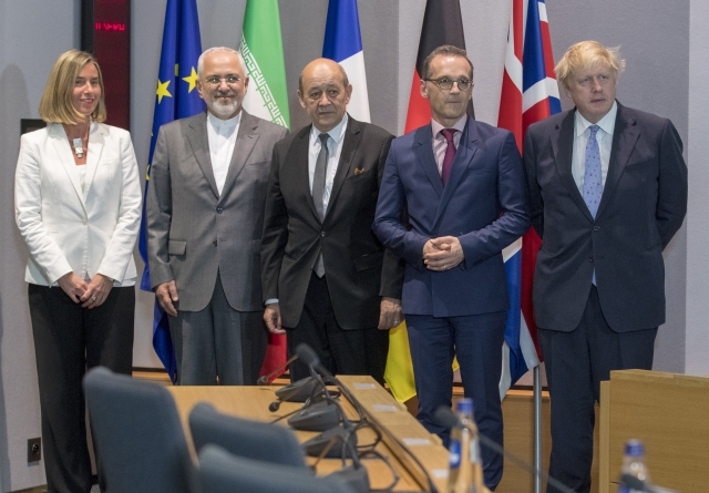 Da sinitra a destra: L'Alta rappresentate per la politica estera e di sicurezza dell'Ue, Federica Mogherini, con i ministri degli Esteri di Iran, Francia, Germania e Regno Unito