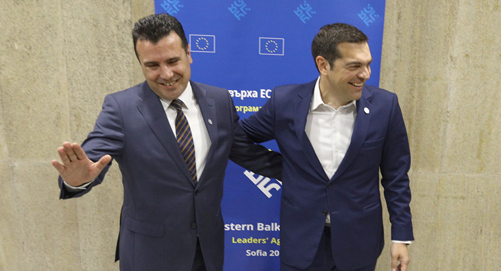 Da sinistra a destra: i primi ministri della Repubblica di Macedonia del nord e Grecia, Zoran Zaev e Alexis Tsipras